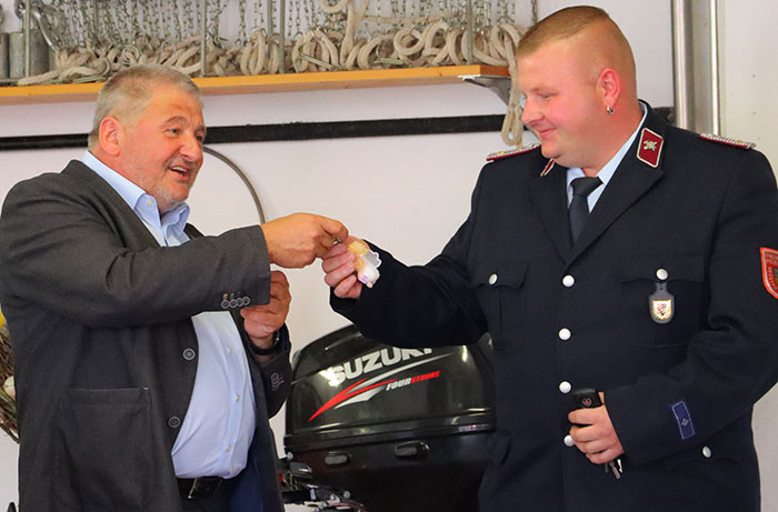 Übergabe des Fahrzeugschlüssels an Ortswehrleiter Michael Förster durch den Bürgermeister Peter Mühle Übergabe des Fahrzeugschlüssels an Ortswehrleiter Michael Förster durch den Bürgermeister Peter Mühle