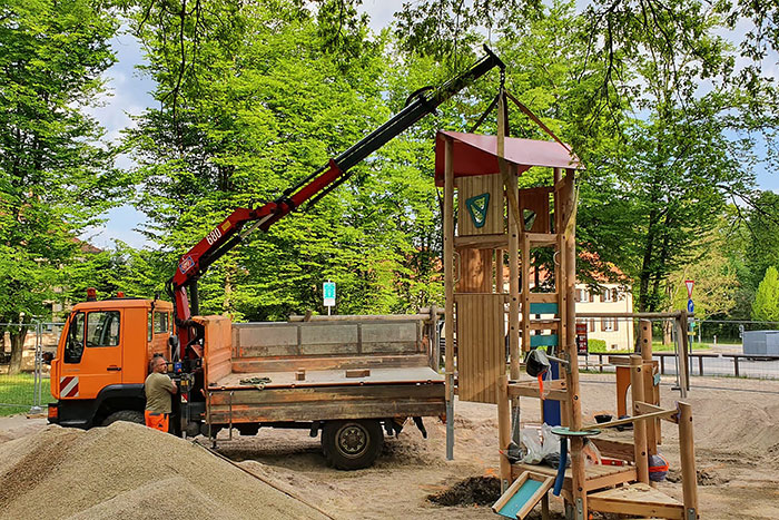 Installation des neuen Spielgerätes 