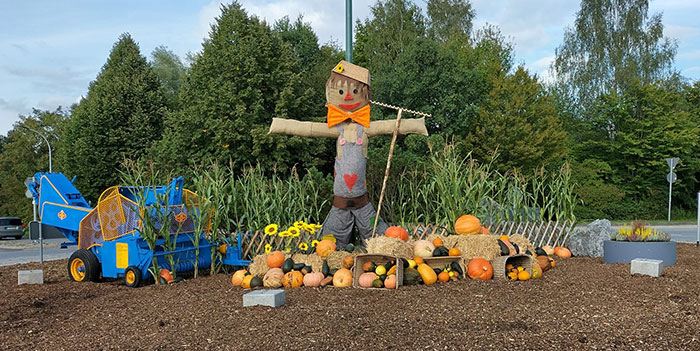 Herbstlich geschückter Kreisverkehr Herbstlich geschückter Kreisverkehr