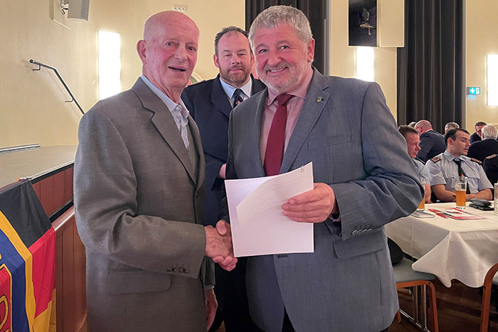 Bürgermeister gratulierte gemeinsam mit Gemeindewehrleiter Stefan Ullmann (Mitte) Helmut Plocke von der Ortsfeuerwehr Neustadt zu 70 Jahren Mitgliedschaft in der Feuerwehr