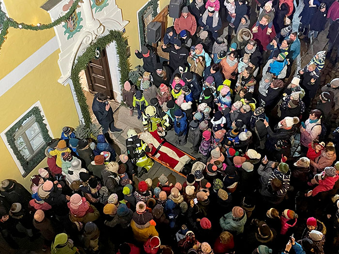 Öffnen des 1. Fensters am Rathaus-Advents-Kalender