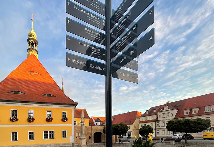 Neuer Wegweiser auf dem Markt