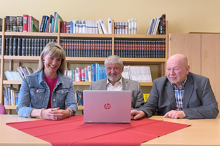 Erste Funktionsprobe bei der Übergabe, v. l. stellvertretende Schulleiterin Thea Hälsig, Bürgermeister Peter Mühle und Schulleiter Klaus Anders