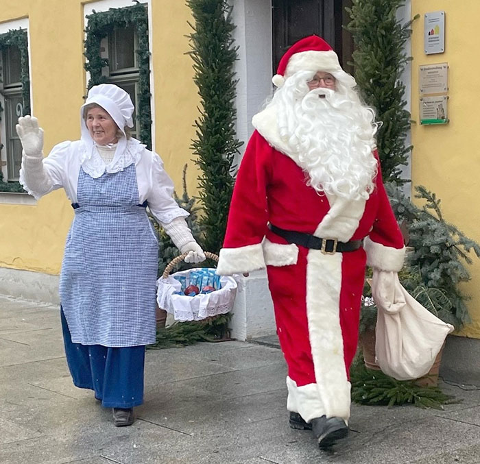 Der Weihnachtsmann und Frau Holle begrüßten alle Besucher Der Weihnachtsmann und Frau Holle begrüßten alle Besucher