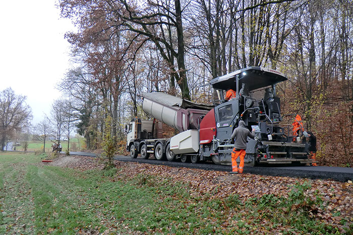 Am 21. November 2023 erfolgte der Asphalteinbau auf dem Ehrenberger Weg