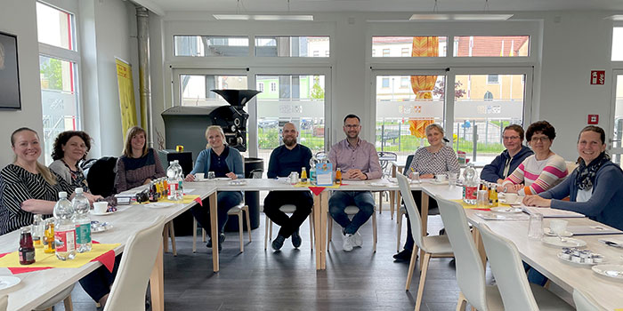 Die Auswertungsrunde mit Vertretern der beteiligten Unternehmen und der Schillerschule