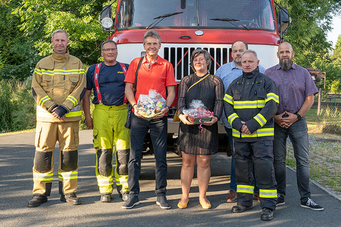 Übergabe der neuen Einsatzbekleidung Übergabe der neuen Einsatzbekleidung