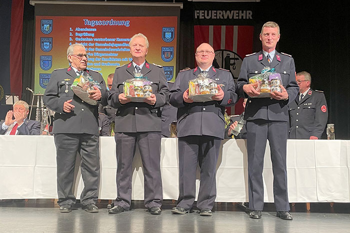 Ein Dank ging an die fleißigen Helfer in der Kleiderkammer, die Kameraden Wolfgang Schäfer, Horst Gersch, Kai Kratel und Sven Knaak Ein Dank ging an die fleißigen Helfer in der Kleiderkammer, die Kameraden Wolfgang Schäfer, Horst Gersch, Kai Kratel und Sven Knaak