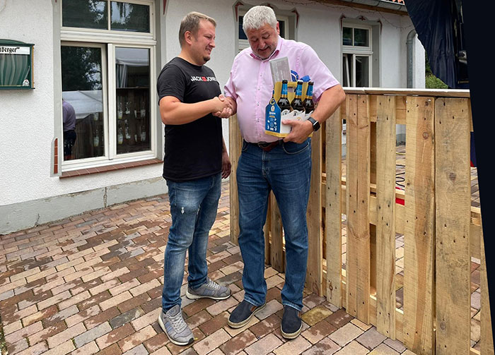 Bürgermeister gratuliert zu 25 Jahre Jugend- und Freizeittreff Bürgermeister gratuliert zu 25 Jahre Jugend- und Freizeittreff