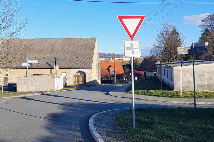 Kreuzung Cunnersdorfer Straße im Ortsteil Polenz Kreuzung Cunnersdorfer Straße im Ortsteil Polenz