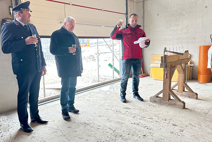 Richtspruch mit Bauleiter, Bürgermeister und Ortswehrleiter Richtspruch mit Bauleiter, Bürgermeister und Ortswehrleiter