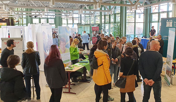 Die zur Ausstellungshalle umfunktionierte Aula glich stellenweise einem Ameisenhaufen.  Viele Unternehmen fanden regen Zuspruch.