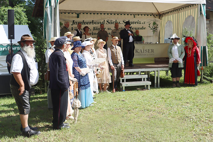 Eröffnung mit allen Veranstaltern und der Geißbockfamilie aus Meckenbeuren (links) und dem Herrschaftspaar (rechts) Eröffnung mit allen Veranstaltern und der Geißbockfamilie aus Meckenbeuren (links) und dem Herrschaftspaar (rechts)