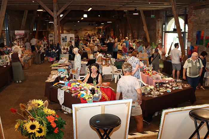 Blick auf die Hobbykünstlerausstellung in der Kulturscheune Blick auf die Hobbykünstlerausstellung in der Kulturscheune