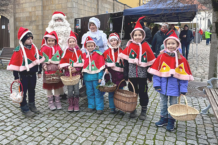 Frau Holle, die Wichtel und der Weihnachtsmann