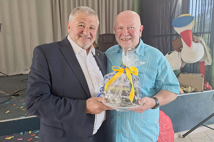 v. l. Bürgermeister Peter Mühle und Schulleiter Klaus Anders