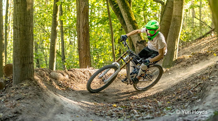 Bikefahrer im Wald, Foto: Yuri Hoyda Bikefahrer im Wald, Foto: Yuri Hoyda