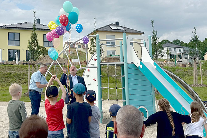 Zur Eröffnung ließen der Bürgermeister (Mitte) und Bauamtsleiter Michael Schmidt (links) gemeinsam mit den Kindern einige Luftballons aufsteigen Zur Eröffnung ließen der Bürgermeister (Mitte) und Bauamtsleiter Michael Schmidt (links) gemeinsam mit den Kindern einige Luftballons aufsteigen