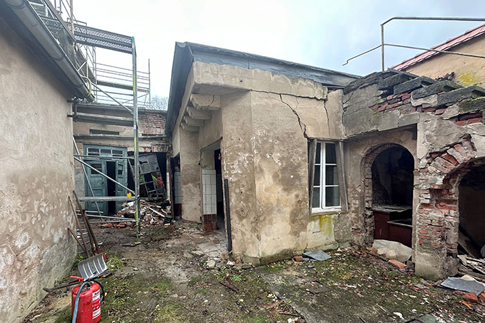 Blick auf die Nebengebäude von innen