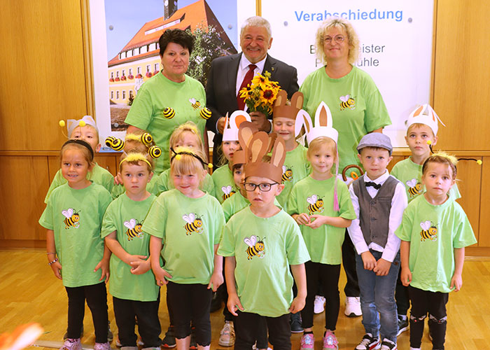 Bürgermeister Mühle mit den Hohwaldbienen