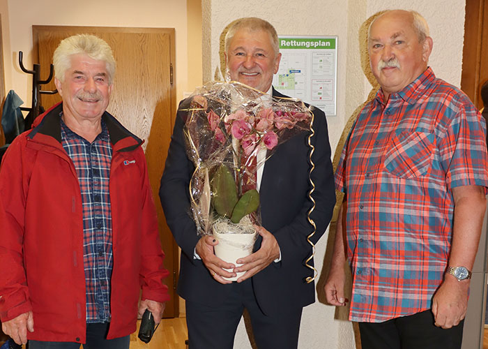 Bürgermeister Peter Mühle mit Vertretern des Skiclubs Rugiswalde e. V.