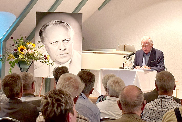 Dr. Gerhard Brendler beim Vorlesen der Laudatio 