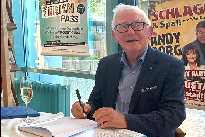 Dr. Gerhard Brendler beim Signieren