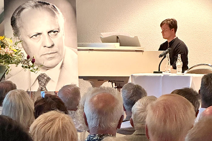 Tom Adler am Klavier