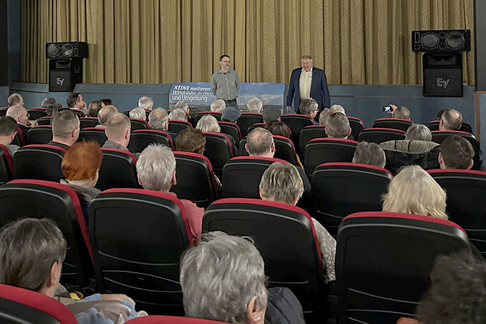 Bürgermeister Peter Mühle (rechts) und Frank Kretzschmar, Mitglied der Bürgerinitiative (vorn stehend links), im Neustädter Kino 