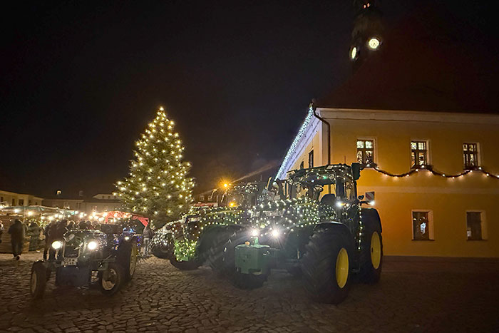 Öffnen des Rathaus-Advents-Kalenders am 4. Dezember Öffnen des Rathaus-Advents-Kalenders am 4. Dezember