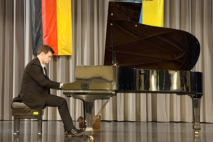 Tom Adler am Klavier